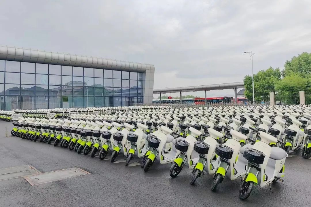 本銫電動(dòng)車廠家生產(chǎn)的喵走出行共享電動(dòng)車