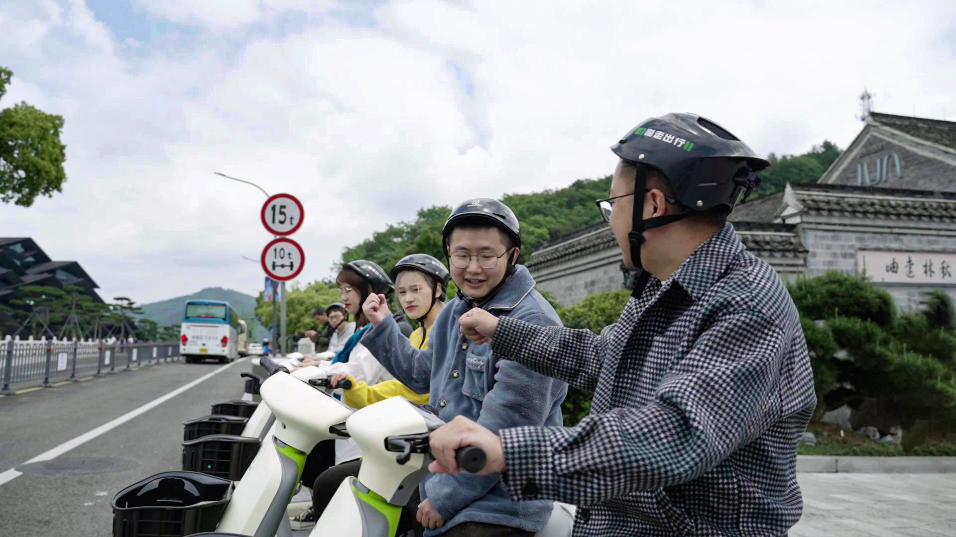 用戶騎行共享電動車